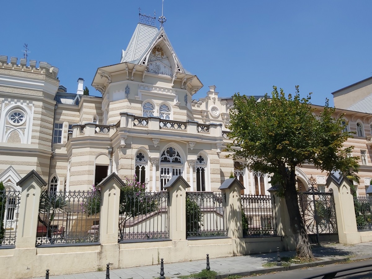 Здание дворца искусств Грузии. Дворец одной ночи. Дворец принца Ольденбургского. Тбилиси